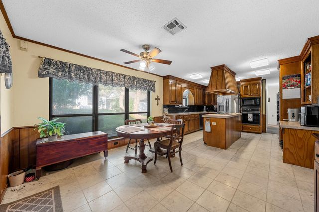 10011 Lost Oak Ridge Drive, Woodway, TX 76712