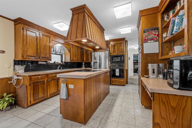10011 Lost Oak Ridge Drive, Woodway, TX 76712
