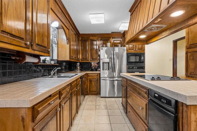 10011 Lost Oak Ridge Drive, Woodway, TX 76712