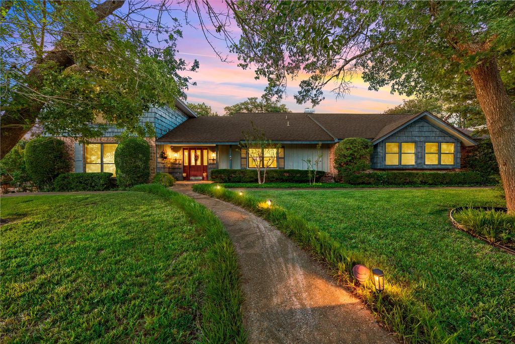 10011 Lost Oak Ridge Drive, Woodway, TX 76712