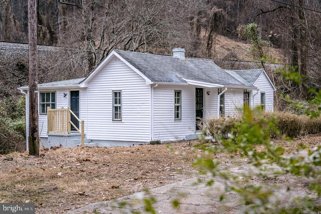 1121 MONACAN TRAIL RD, Charlottesville, VA 22903