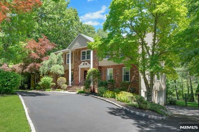 10 Moonshadow Court, Kinnelon Borough, NJ 07405