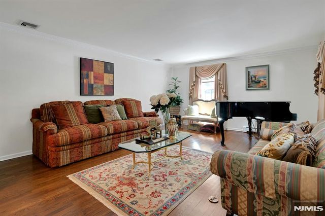 10 Moonshadow Court, Kinnelon Borough, NJ 07405