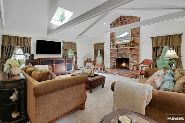 10 Moonshadow Court, Kinnelon Borough, NJ 07405