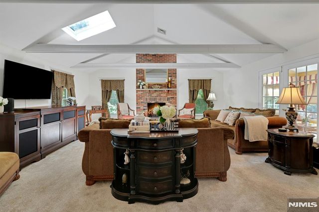 10 Moonshadow Court, Kinnelon Borough, NJ 07405
