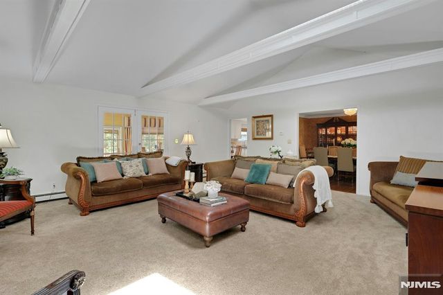 10 Moonshadow Court, Kinnelon Borough, NJ 07405