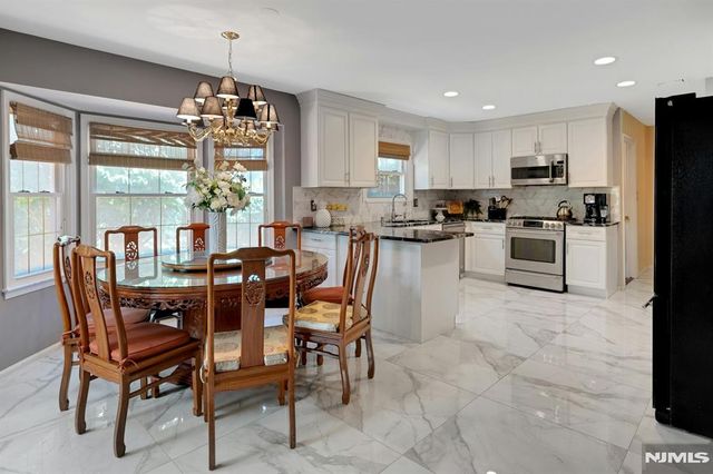 10 Moonshadow Court, Kinnelon Borough, NJ 07405