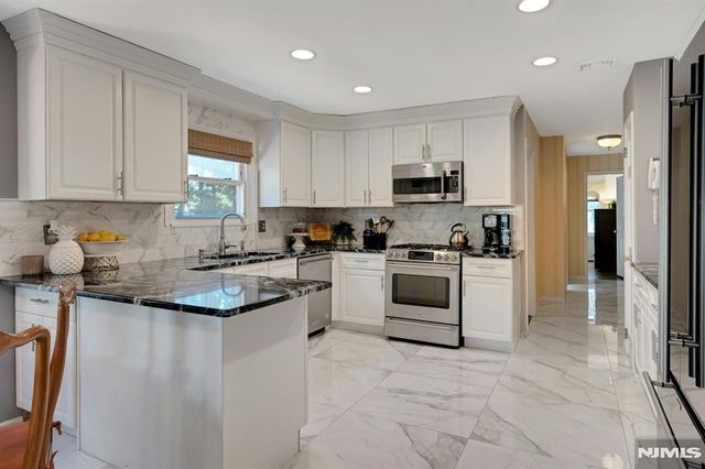 10 Moonshadow Court, Kinnelon Borough, NJ 07405