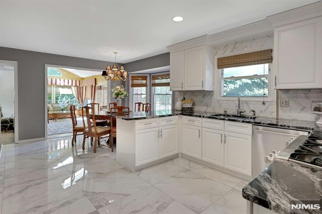 10 Moonshadow Court, Kinnelon Borough, NJ 07405