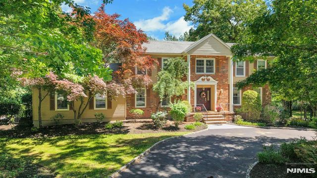 10 Moonshadow Court, Kinnelon Borough, NJ 07405