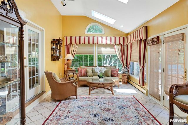 10 Moonshadow Court, Kinnelon Borough, NJ 07405