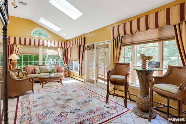 10 Moonshadow Court, Kinnelon Borough, NJ 07405