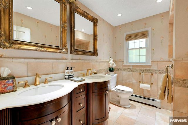 10 Moonshadow Court, Kinnelon Borough, NJ 07405