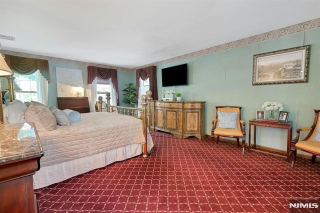 10 Moonshadow Court, Kinnelon Borough, NJ 07405