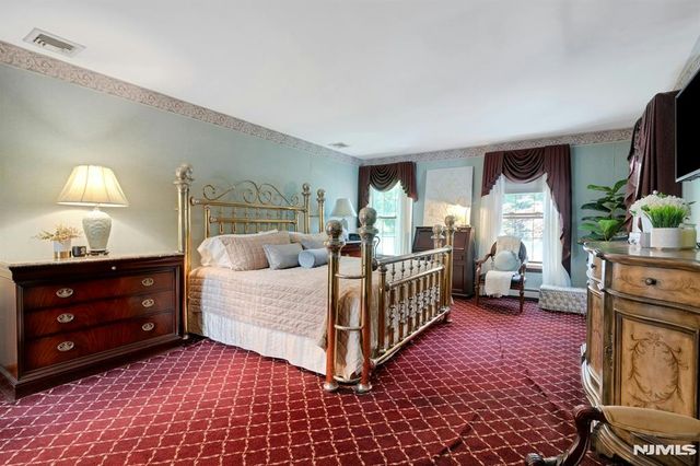 10 Moonshadow Court, Kinnelon Borough, NJ 07405