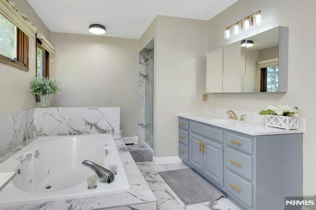 10 Moonshadow Court, Kinnelon Borough, NJ 07405