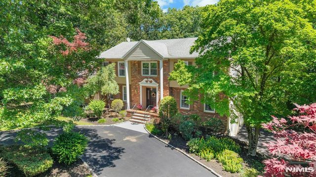 10 Moonshadow Court, Kinnelon Borough, NJ 07405