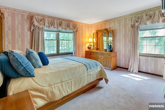 10 Moonshadow Court, Kinnelon Borough, NJ 07405