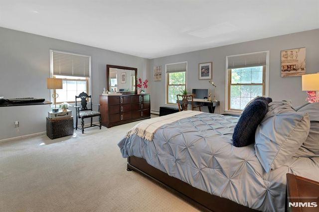 10 Moonshadow Court, Kinnelon Borough, NJ 07405