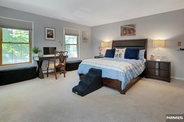 10 Moonshadow Court, Kinnelon Borough, NJ 07405