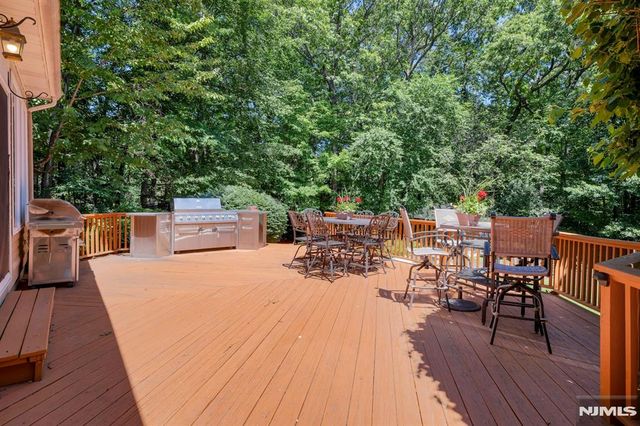 10 Moonshadow Court, Kinnelon Borough, NJ 07405