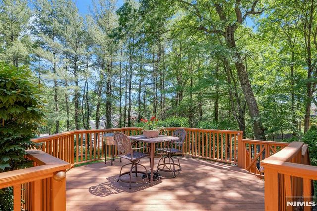 10 Moonshadow Court, Kinnelon Borough, NJ 07405