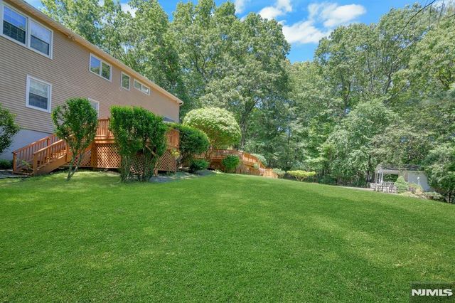 10 Moonshadow Court, Kinnelon Borough, NJ 07405
