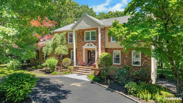 10 Moonshadow Court, Kinnelon Borough, NJ 07405