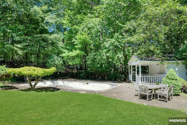 10 Moonshadow Court, Kinnelon Borough, NJ 07405
