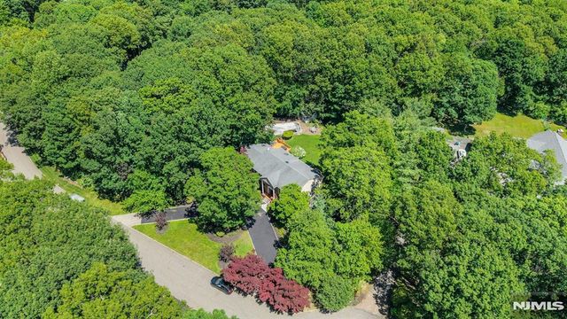 10 Moonshadow Court, Kinnelon Borough, NJ 07405