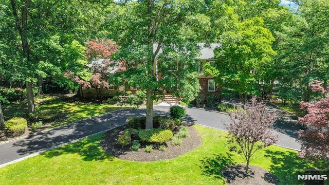10 Moonshadow Court, Kinnelon Borough, NJ 07405