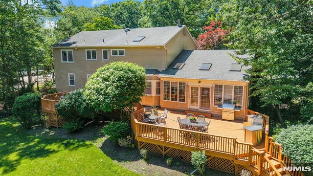 10 Moonshadow Court, Kinnelon Borough, NJ 07405
