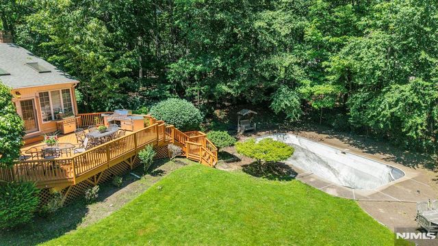 10 Moonshadow Court, Kinnelon Borough, NJ 07405