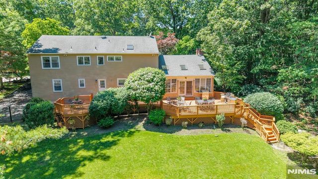 10 Moonshadow Court, Kinnelon Borough, NJ 07405