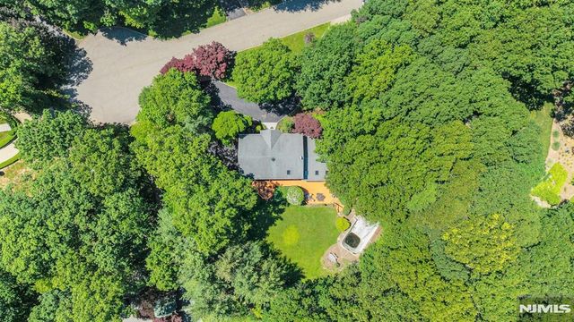 10 Moonshadow Court, Kinnelon Borough, NJ 07405