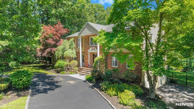 10 Moonshadow Court, Kinnelon Borough, NJ 07405