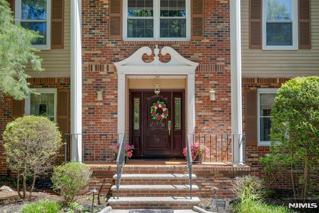 10 Moonshadow Court, Kinnelon Borough, NJ 07405