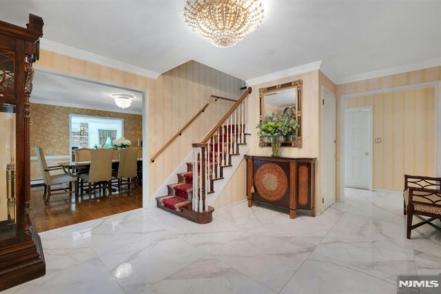10 Moonshadow Court, Kinnelon Borough, NJ 07405
