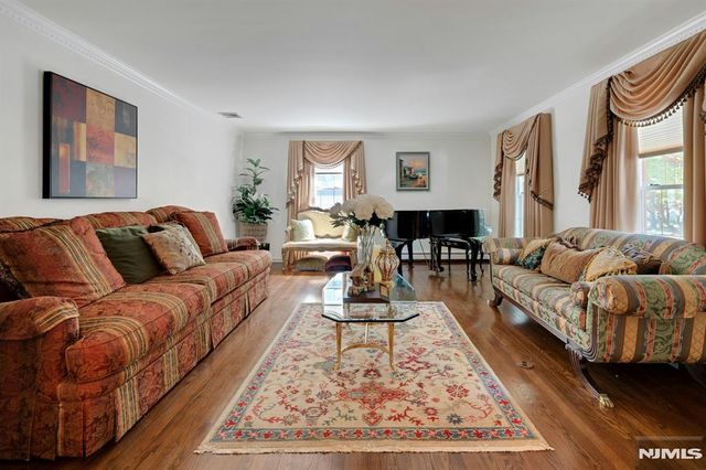 10 Moonshadow Court, Kinnelon Borough, NJ 07405