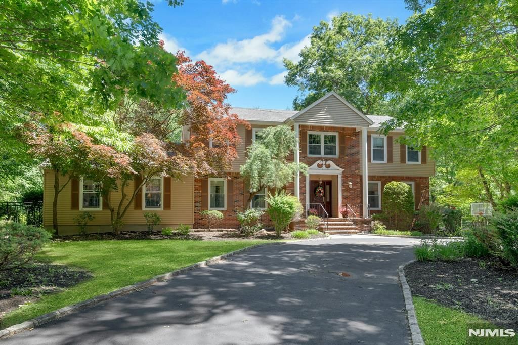 10 Moonshadow Court, Kinnelon Borough, NJ 07405