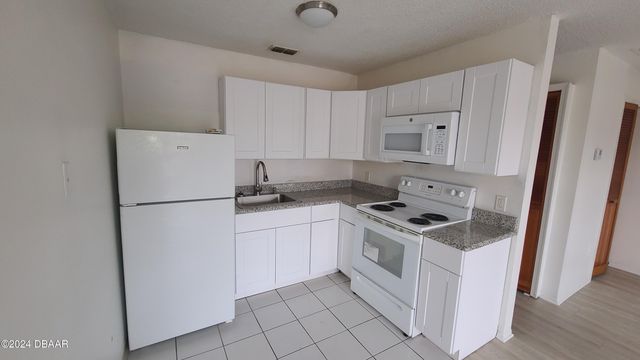1290 9th St Apt 106, Daytona Beach, FL 32117