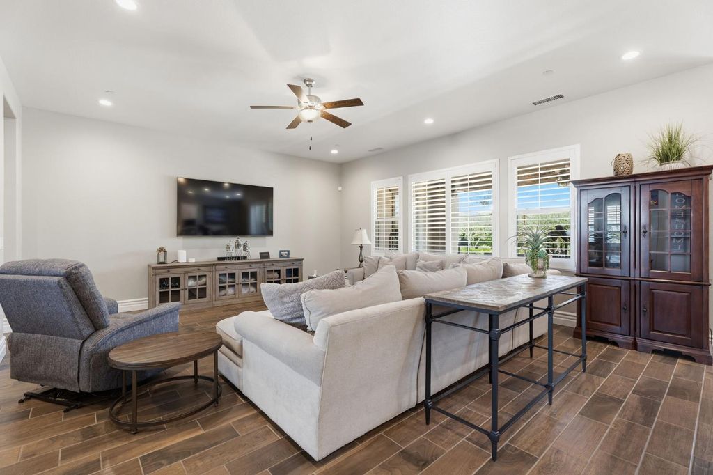 Image 10 of property listing at 285 Pinnacle Drive W, Madera, CA 93636