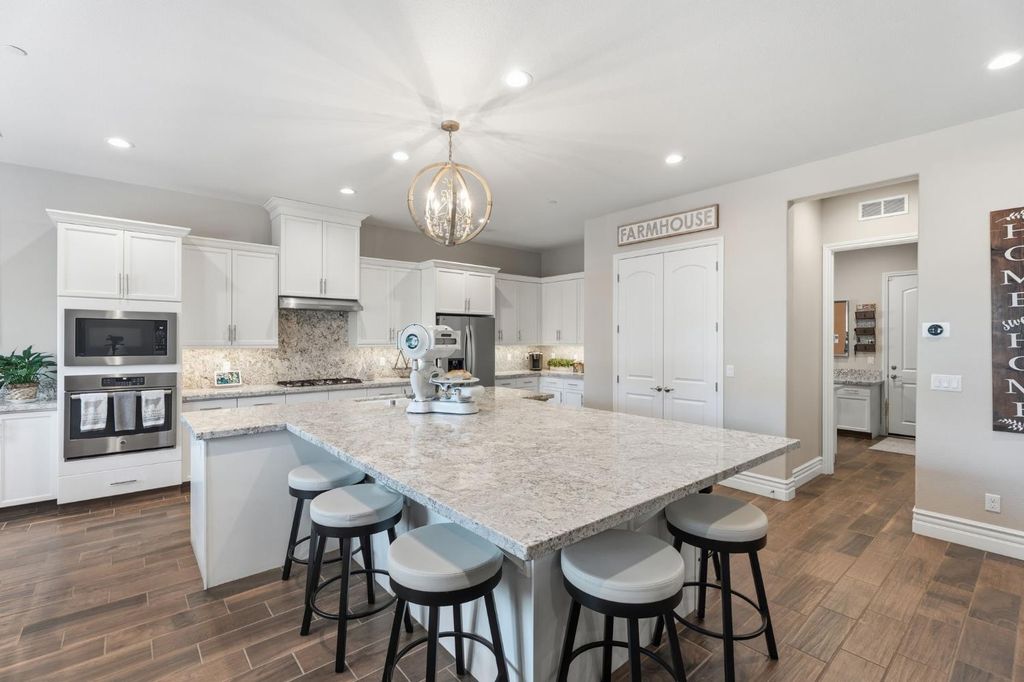 Image 11 of property listing at 285 Pinnacle Drive W, Madera, CA 93636