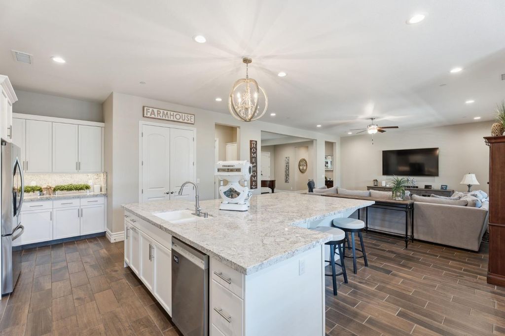 Image 12 of property listing at 285 Pinnacle Drive W, Madera, CA 93636