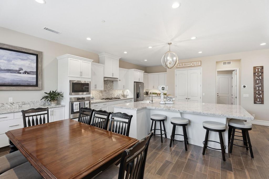 Image 13 of property listing at 285 Pinnacle Drive W, Madera, CA 93636