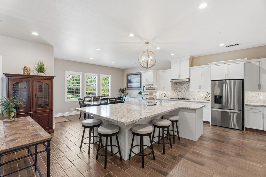 Image 14 of property listing at 285 Pinnacle Drive W, Madera, CA 93636