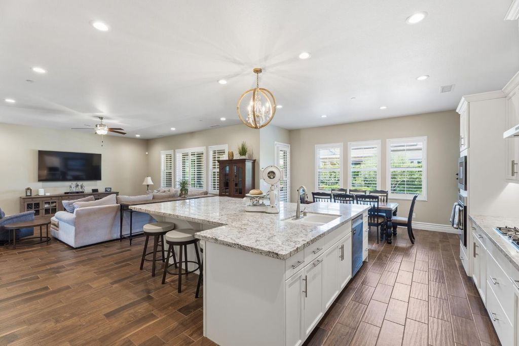 Image 15 of property listing at 285 Pinnacle Drive W, Madera, CA 93636