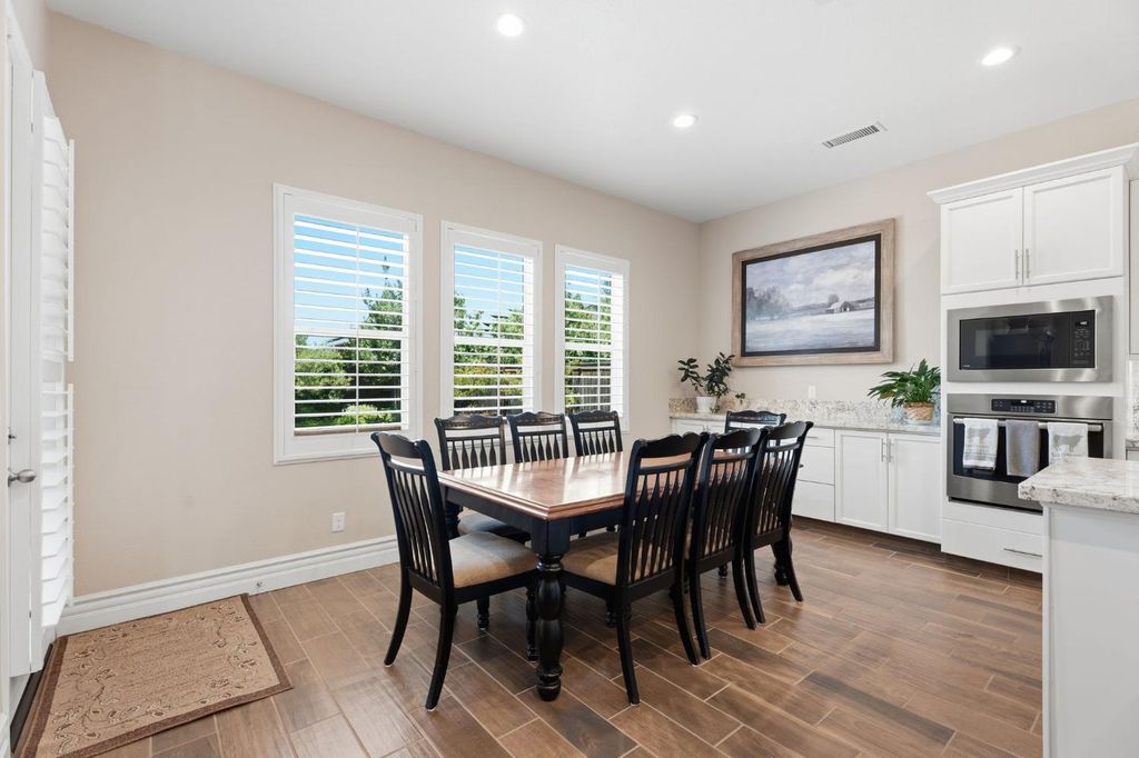 Image 17 of property listing at 285 Pinnacle Drive W, Madera, CA 93636