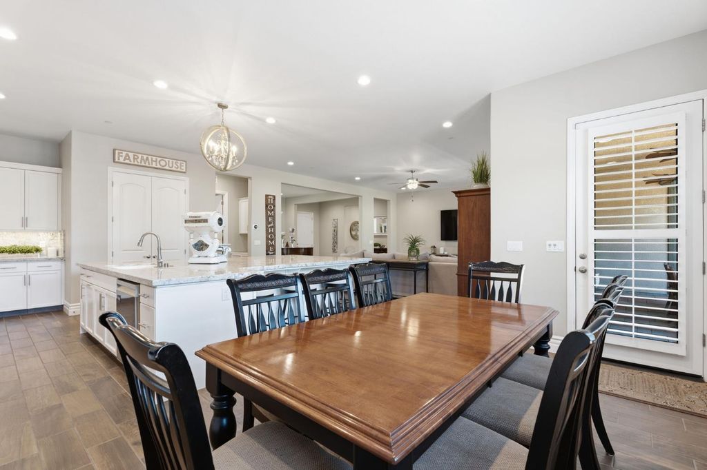 Image 18 of property listing at 285 Pinnacle Drive W, Madera, CA 93636
