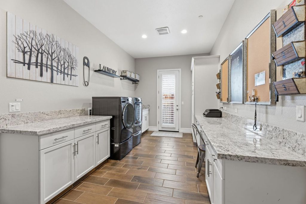 Image 19 of property listing at 285 Pinnacle Drive W, Madera, CA 93636